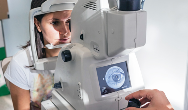 Mujer en consulta para prueba ocular