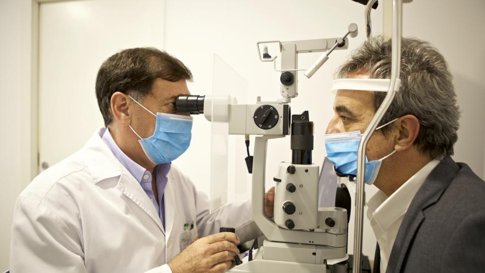 oftalmólogo revisando la vista a paciente