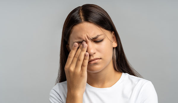 Mujer con tic nervioso en el ojo